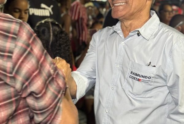 Raimundo Costa visita colônias de pesca no litoral norte da Bahia
